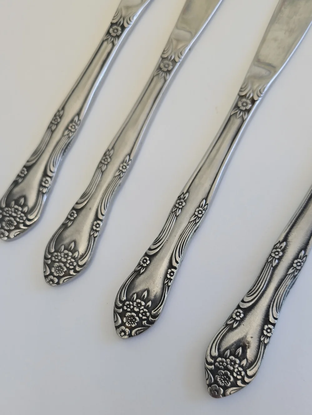 Vintage Rogers & Co Set Of 4 Korea Stainless Knives Floral Alexis 8 3/8